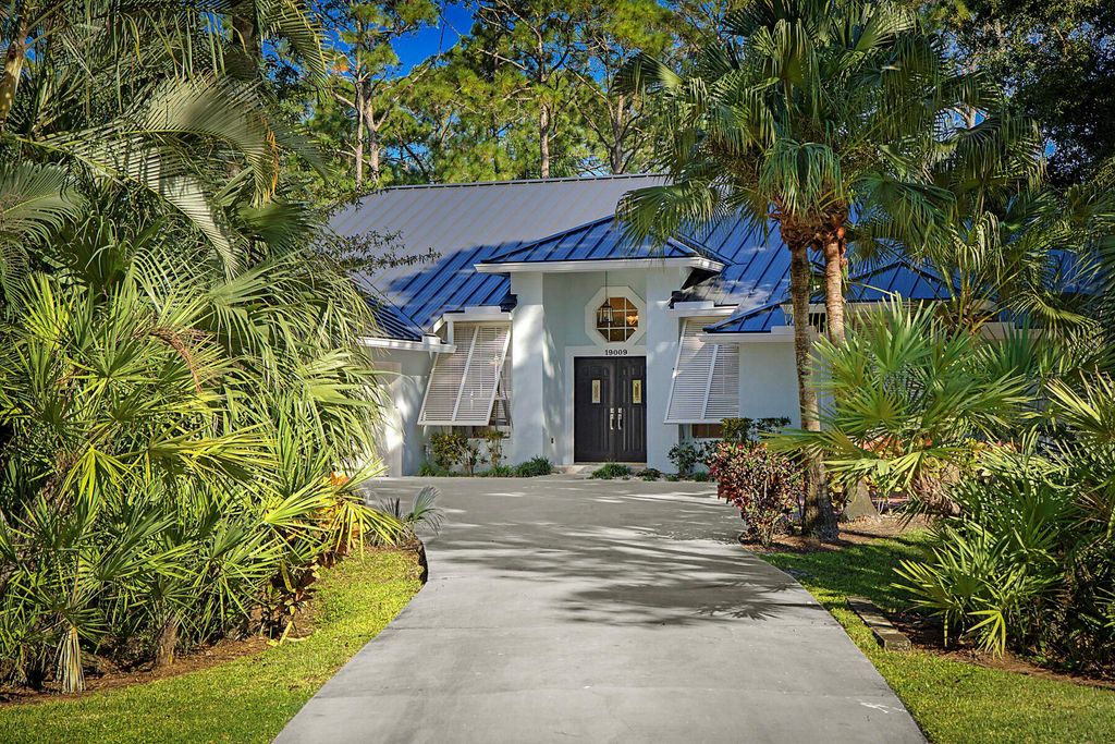 Photo of 19009 SE Old Trail Drive W, Jupiter, FL 33478 (MLS # R11132914)