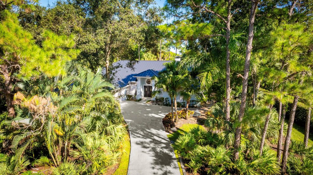 Photo of 19009 SE Old Trail Drive W, Jupiter, FL 33478 (MLS # R11132914)