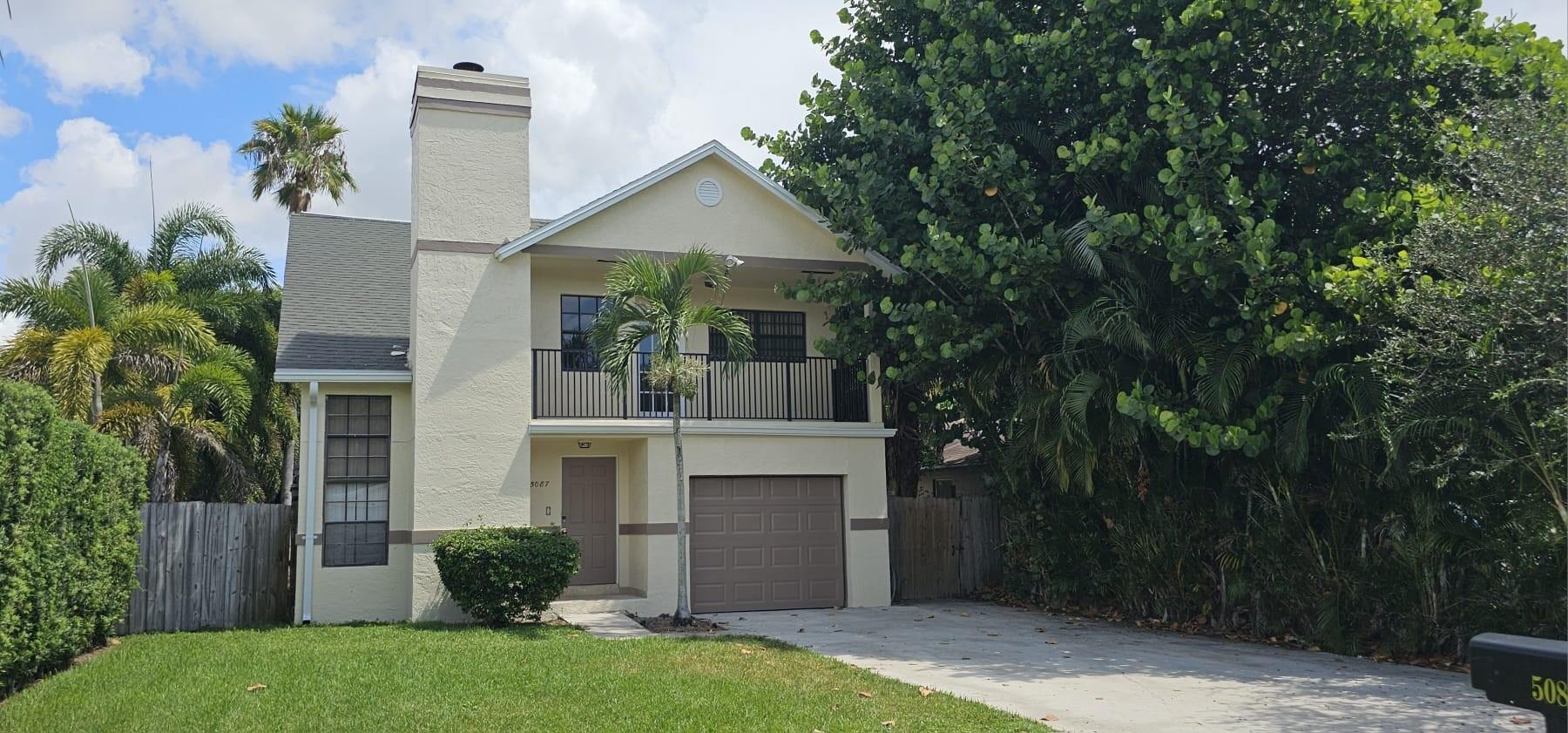 Prime location in Central Delray, close to major highways! Some of the features you will enjoy are a big back
yard offering tranquility, dark wood kitchen cabinets, tile backsplash, granite counter tops, stainless steel
appliances, updated bathrooms and so much more. Den area can also be used as a 4th bedroom. Owner is easy to work with and flexible on leaving the home with furniture as viewed or will remove. Ready for immediate occupancy!