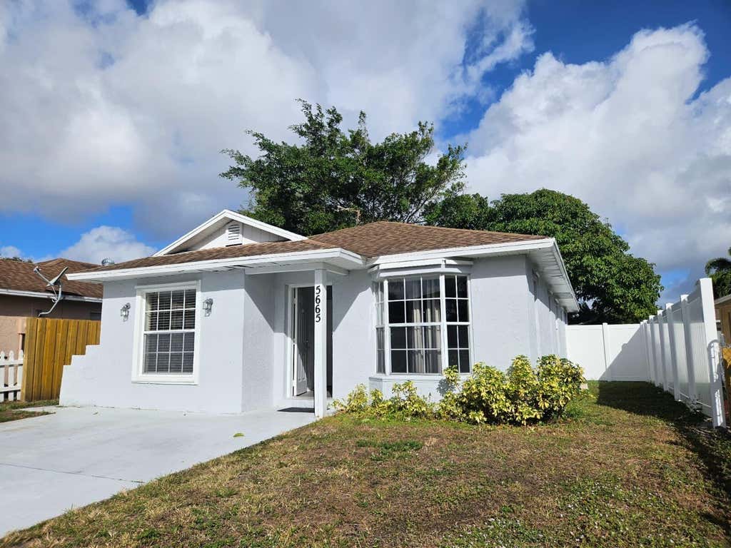 Photo of 5665 Boynton Cove Way, Boynton Beach, FL 33437 (MLS # B26036075)