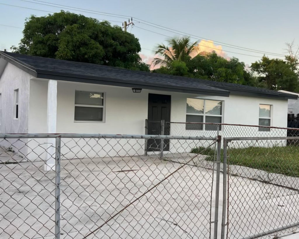Photo of 2831 NW 5TH Street, Pompano Beach, FL 33069 (MLS # B26094278)