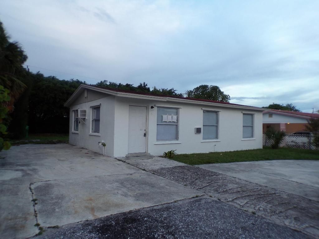 Photo of 1572 W 31st Street, Riviera Beach, FL 33404 (MLS # R11137510)