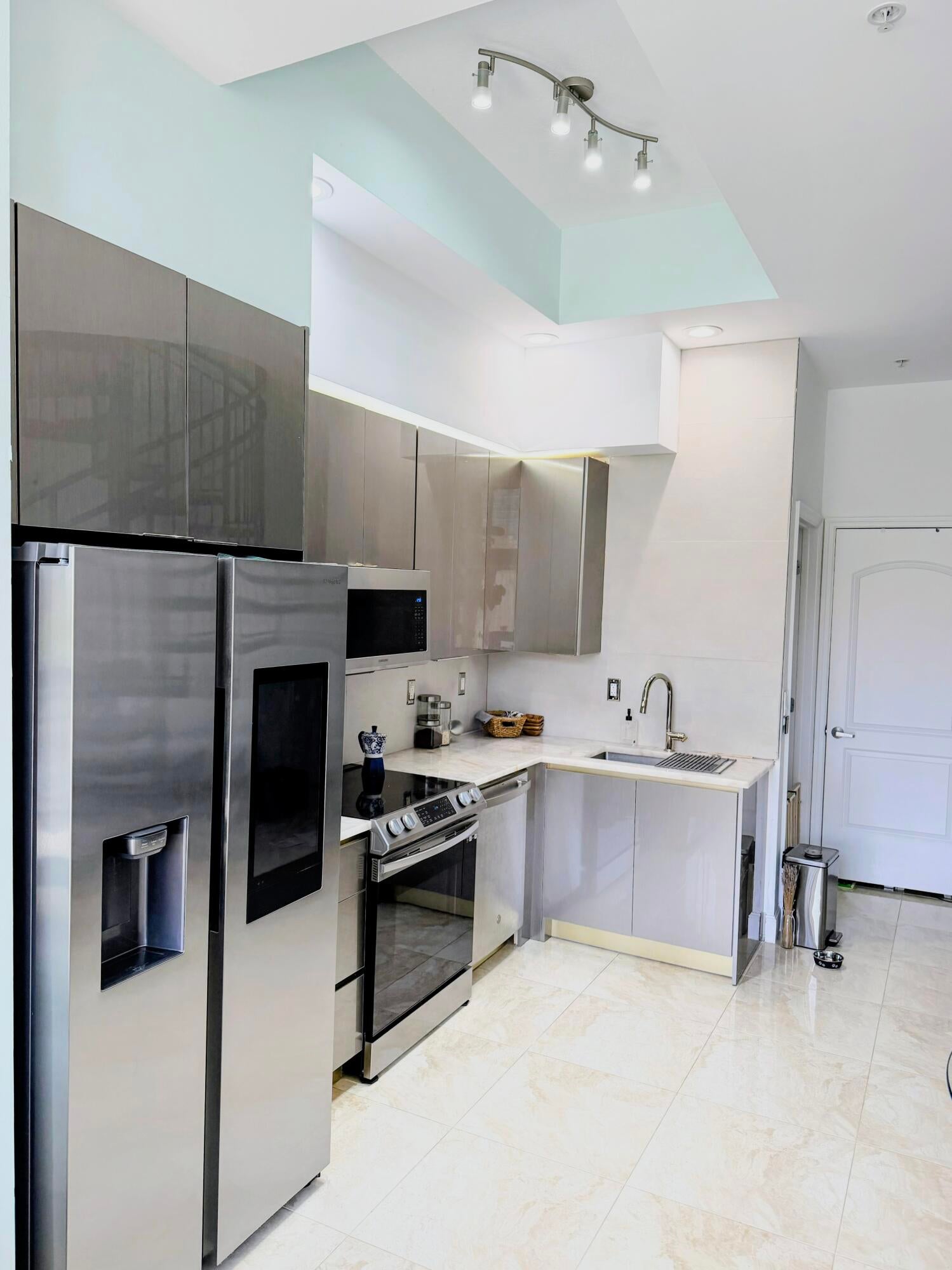 801 S Olive Avenue 403