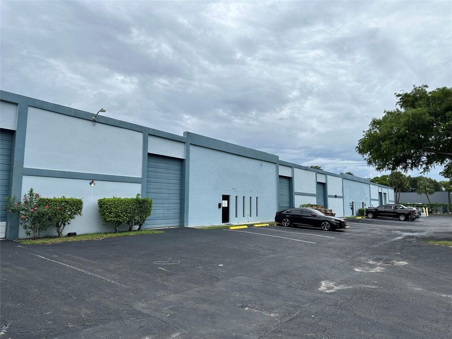 7,125 SF of fully air-conditioned Warehouse/Distribution Space in the Gateway Industrial Center available for lease.  150 SF of office area but owner may consider additional build-out.  16' Clear height.  Heavy phase 3 electric service.  Concrete block and twin-t concrete roof construction.  2-Grade (12'x14') level loading doors per bay, well maintained building.  Total building is ± 21,375 SF comprised of 3-bays.