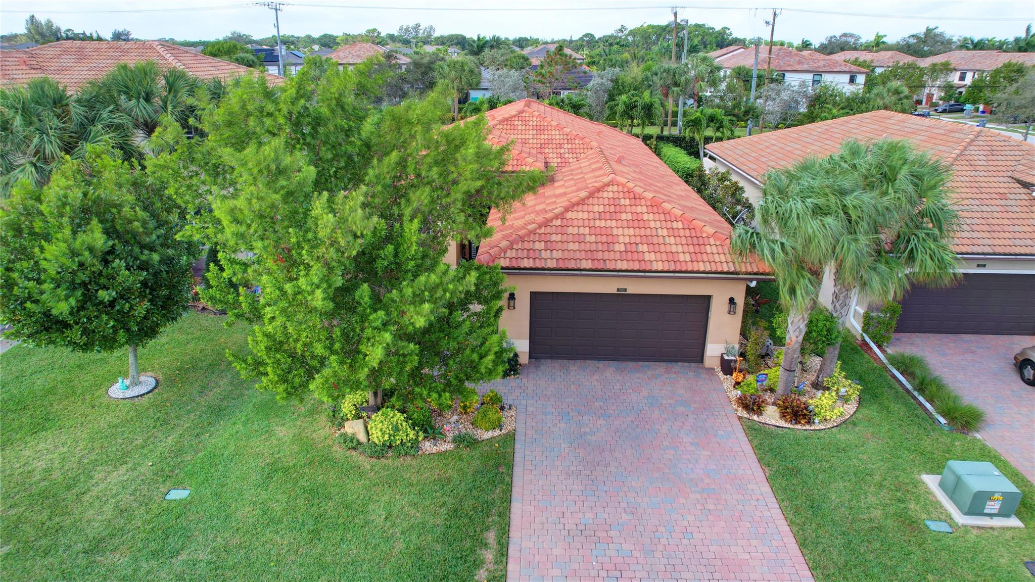 VISTA LAGO - Residential