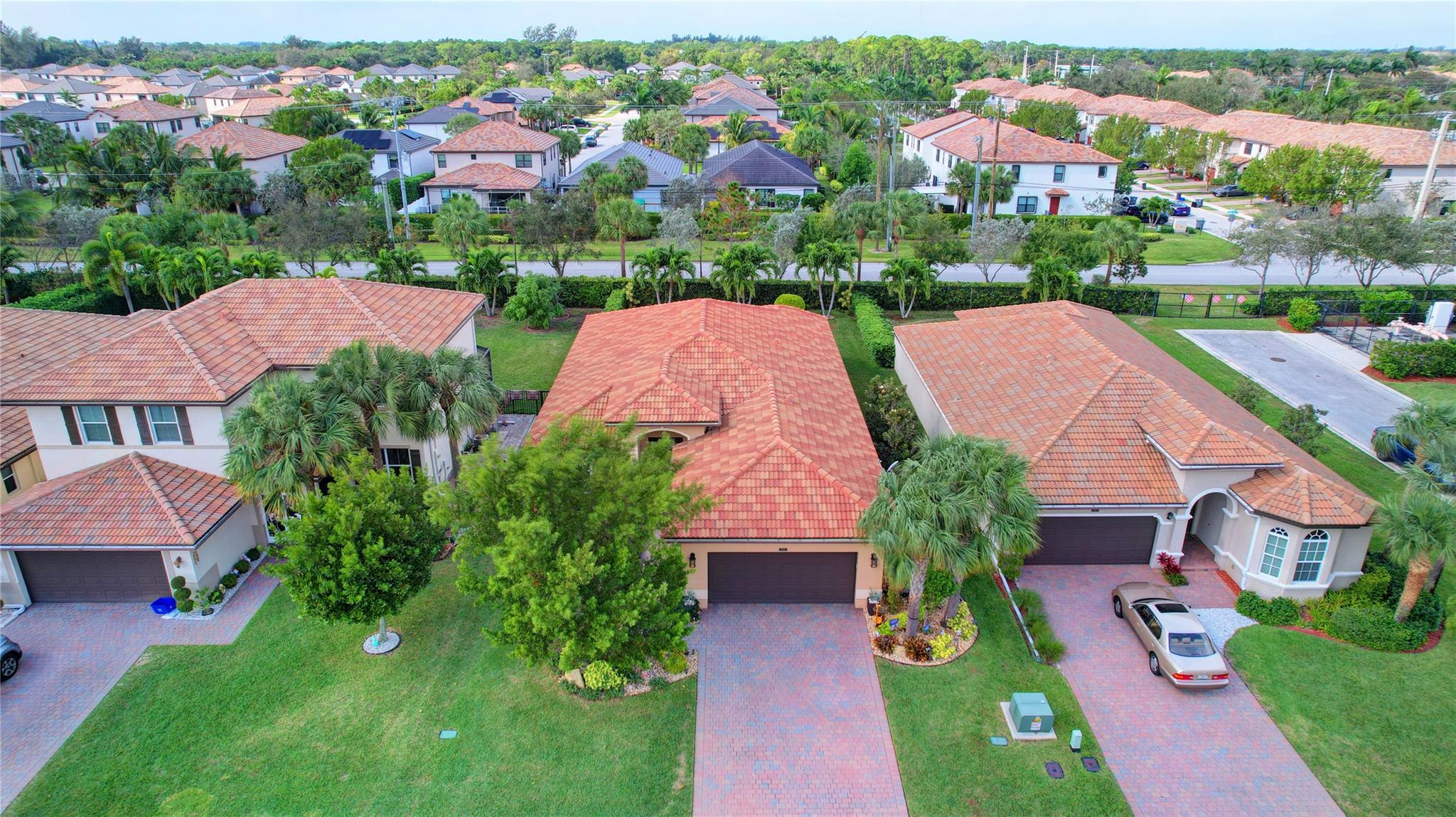 VISTA LAGO - Residential