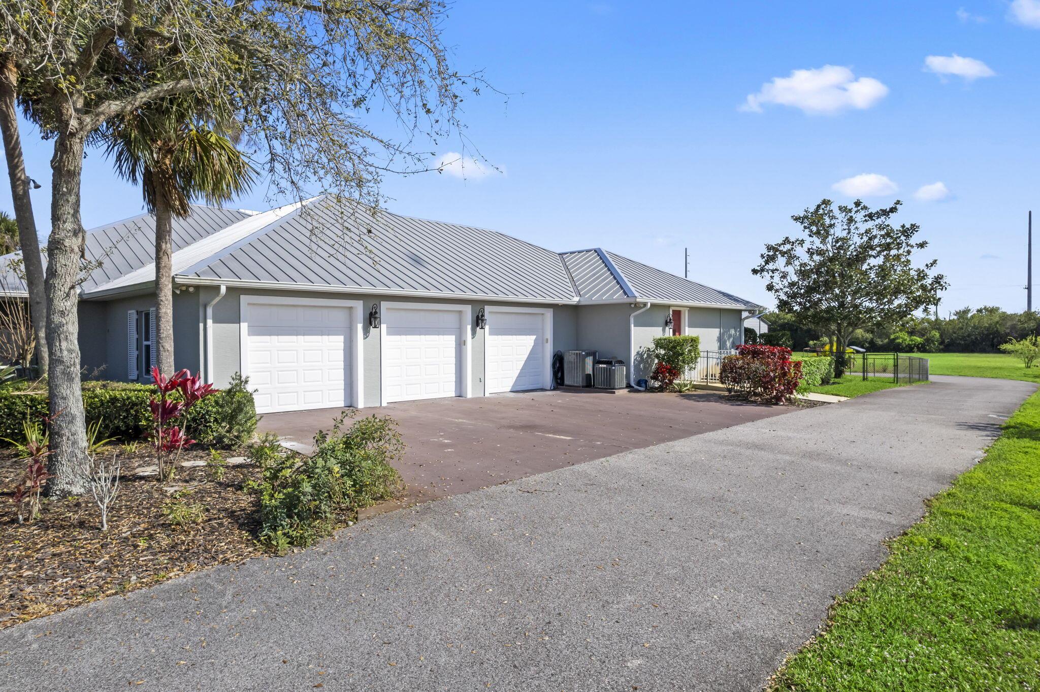 WHITE FENCES (A OF E) - Residential