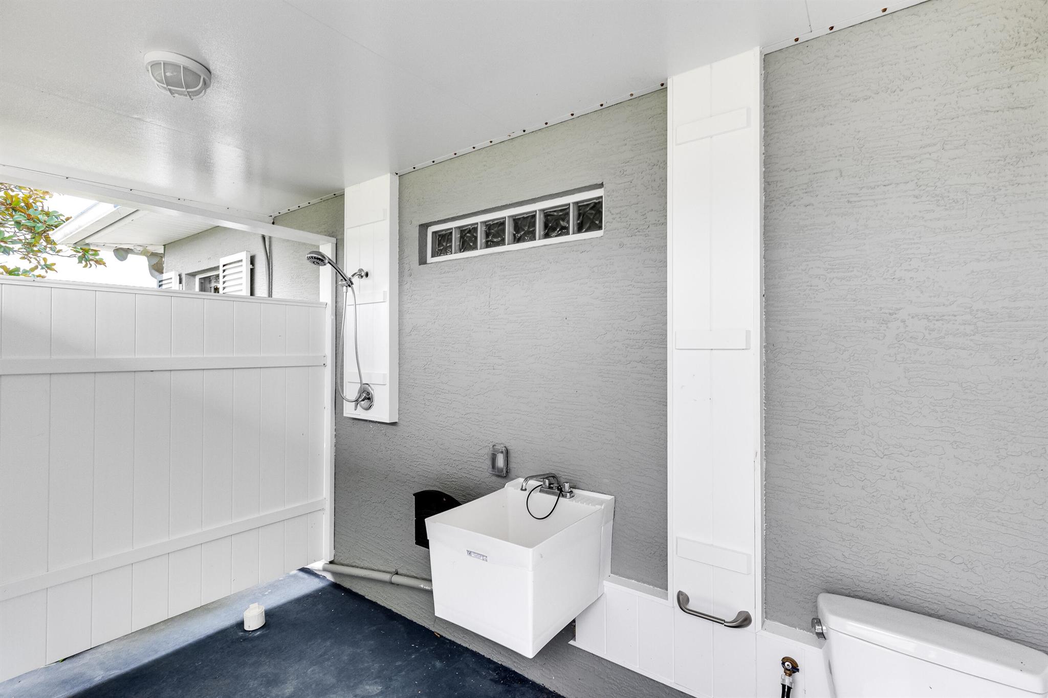 WHITE FENCES (A OF E) - Residential