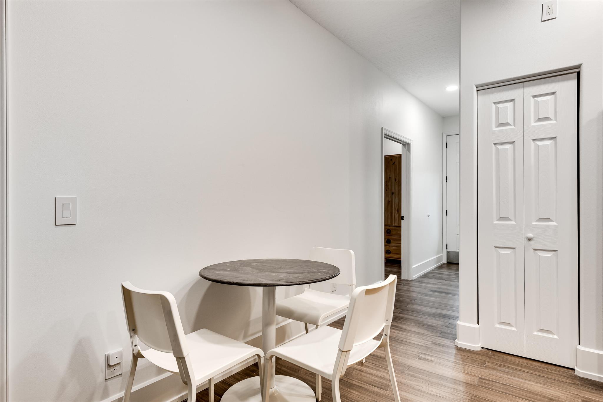WHITE FENCES (A OF E) - Residential