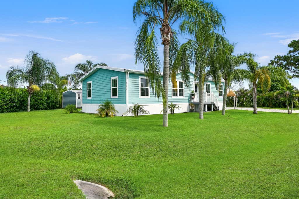 Photo of 4675 SE Circle Way, Stuart, FL 34997 (MLS # B26060070)