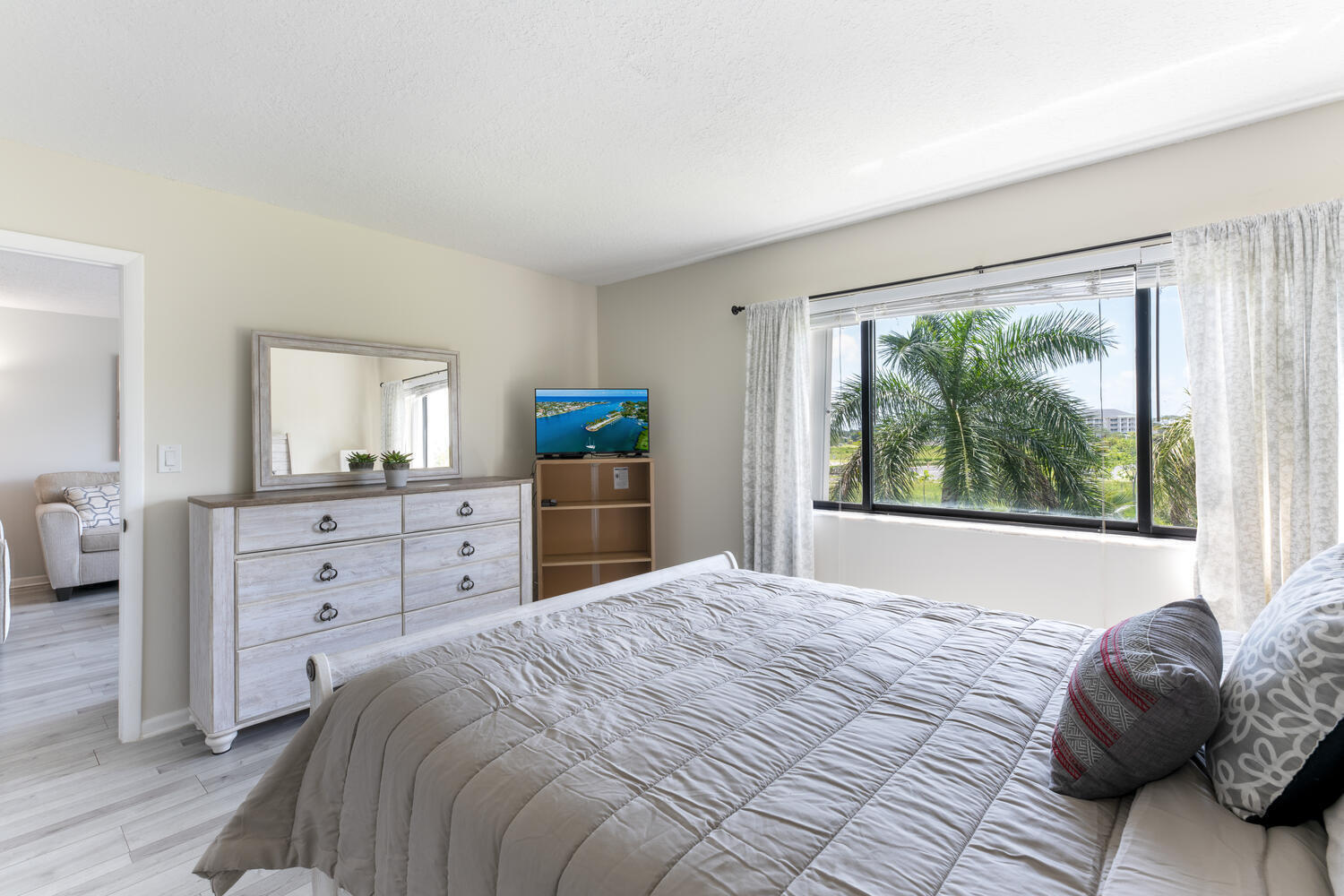 LANDS OF THE PRESIDENT CONDO 8 - Residential Lease
