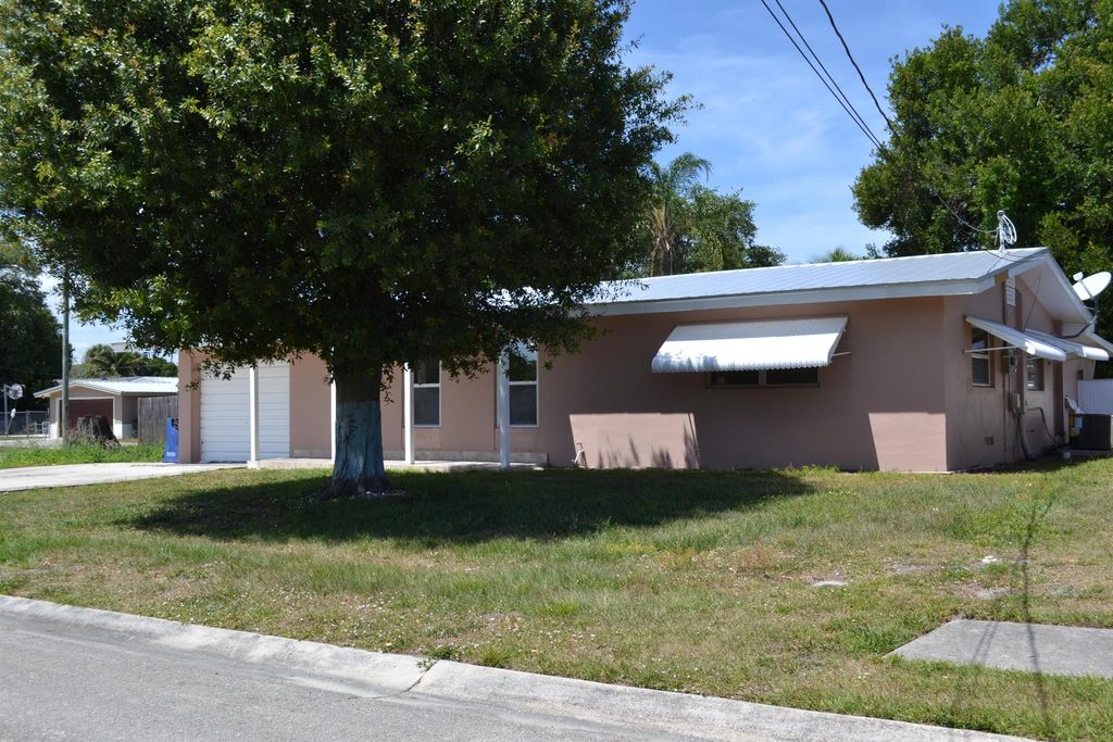 Photo of 1408 Hale Court, Fort Pierce, FL 34982 (MLS # R10976323)