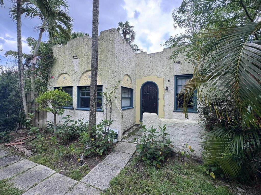 Photo of 814 Ardmore Road, West Palm Beach, FL 33401 (MLS # B26040058)
