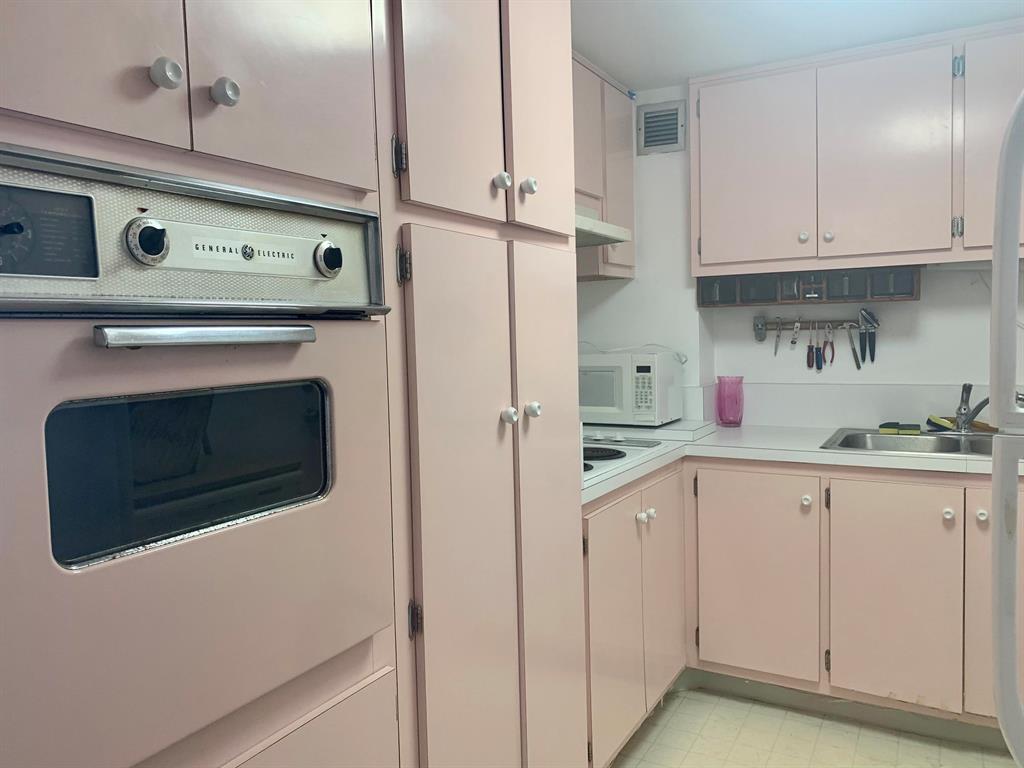 LA FONTANA APTS OF PALM BEACH INC - Residential Lease