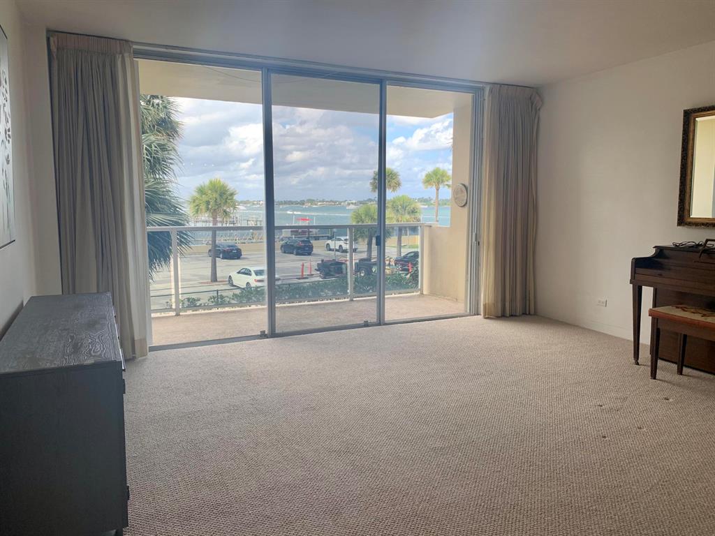 LA FONTANA APTS OF PALM BEACH INC - Residential Lease