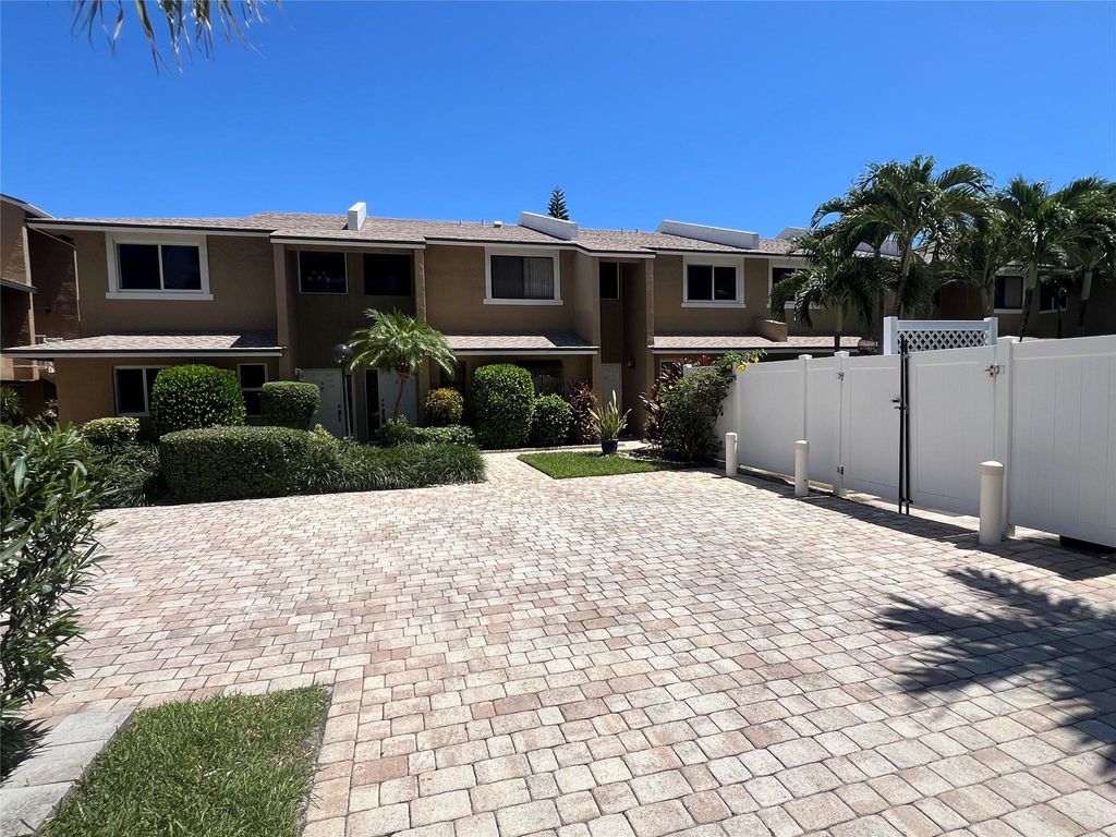 Photo of 3409 SE 8th Street, Pompano Beach, FL 33062 (MLS # F10516893)