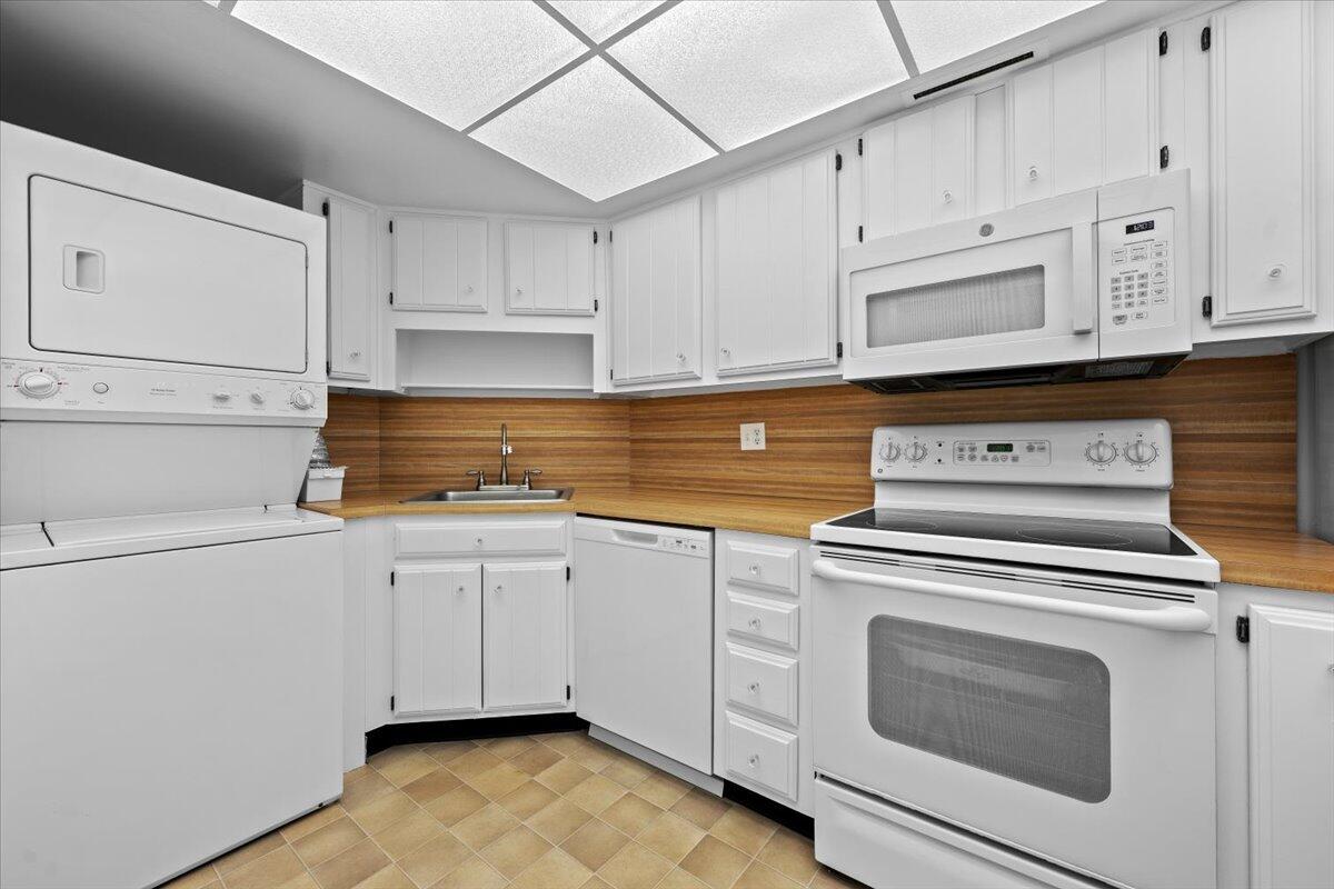 LANDS OF THE PRESIDENT CONDO 3 - Residential