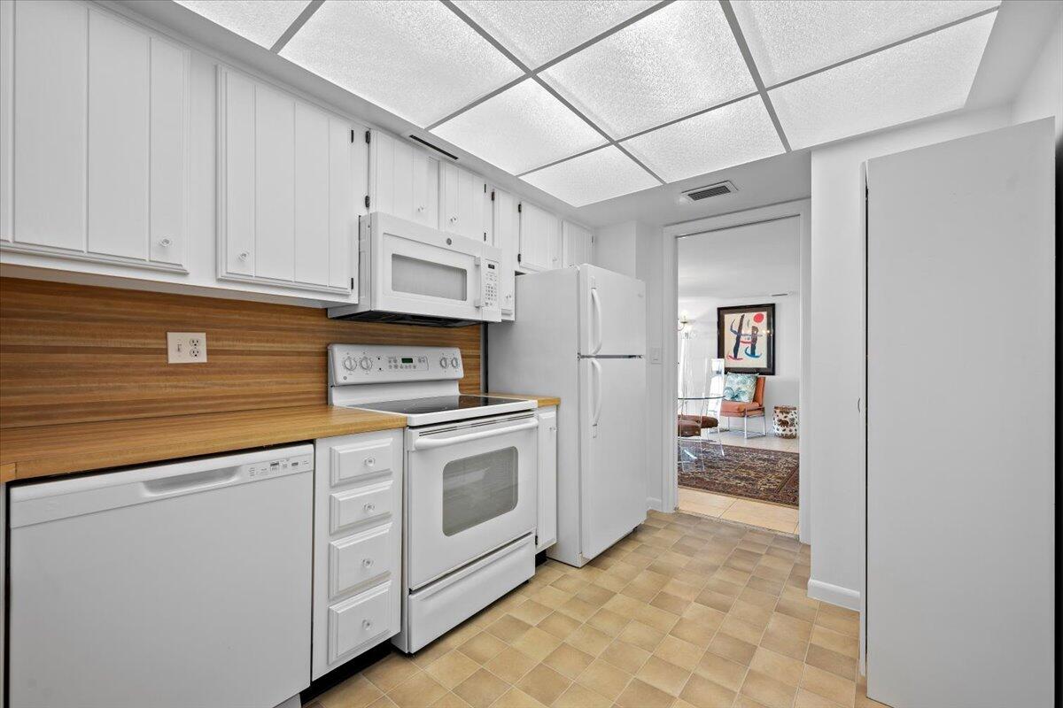 LANDS OF THE PRESIDENT CONDO 3 - Residential