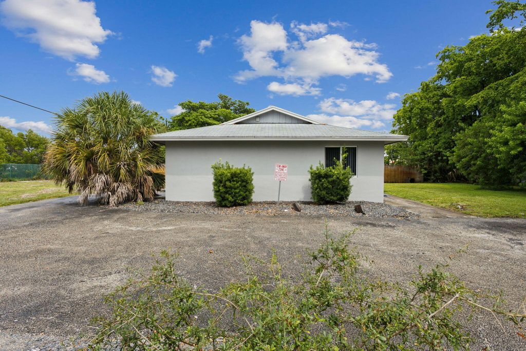 Photo of 2227 NE 3rd Avenue #1, Delray Beach, FL 33444 (MLS # B26009220)