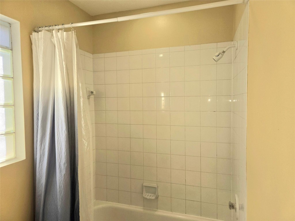 Oakwood 80-39 B - Residential Lease