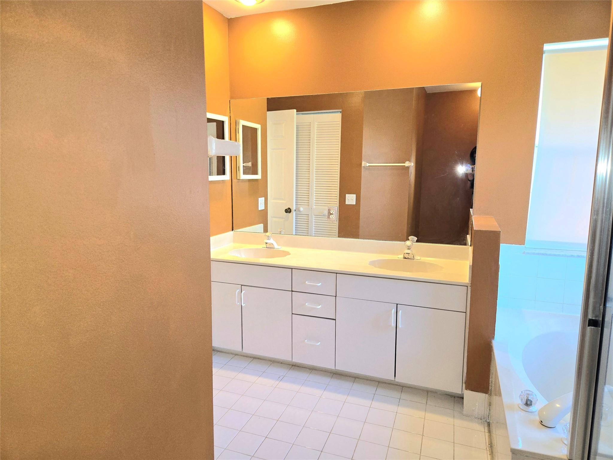 Oakwood 80-39 B - Residential Lease