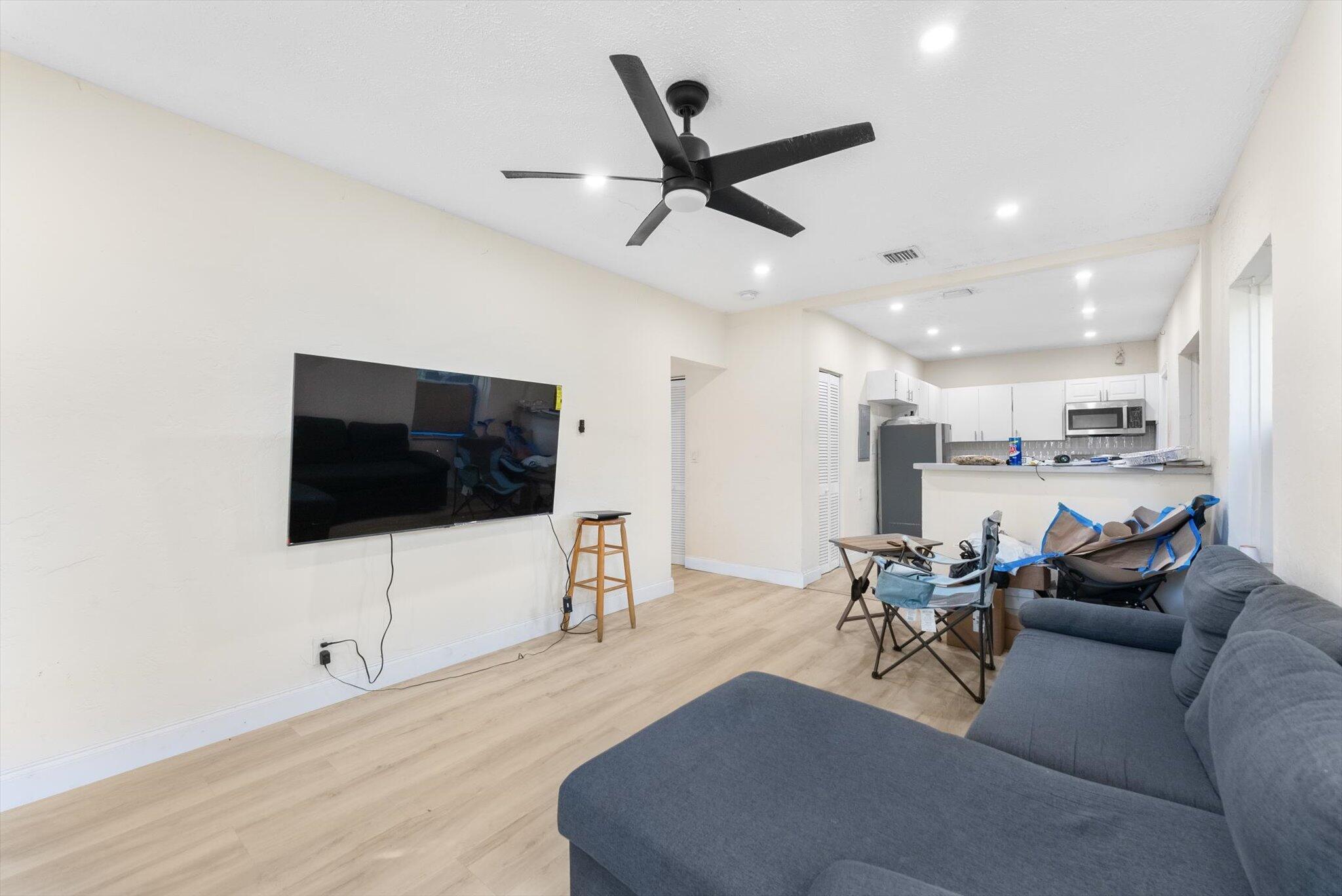 HOLLYWOOD - Residential Lease