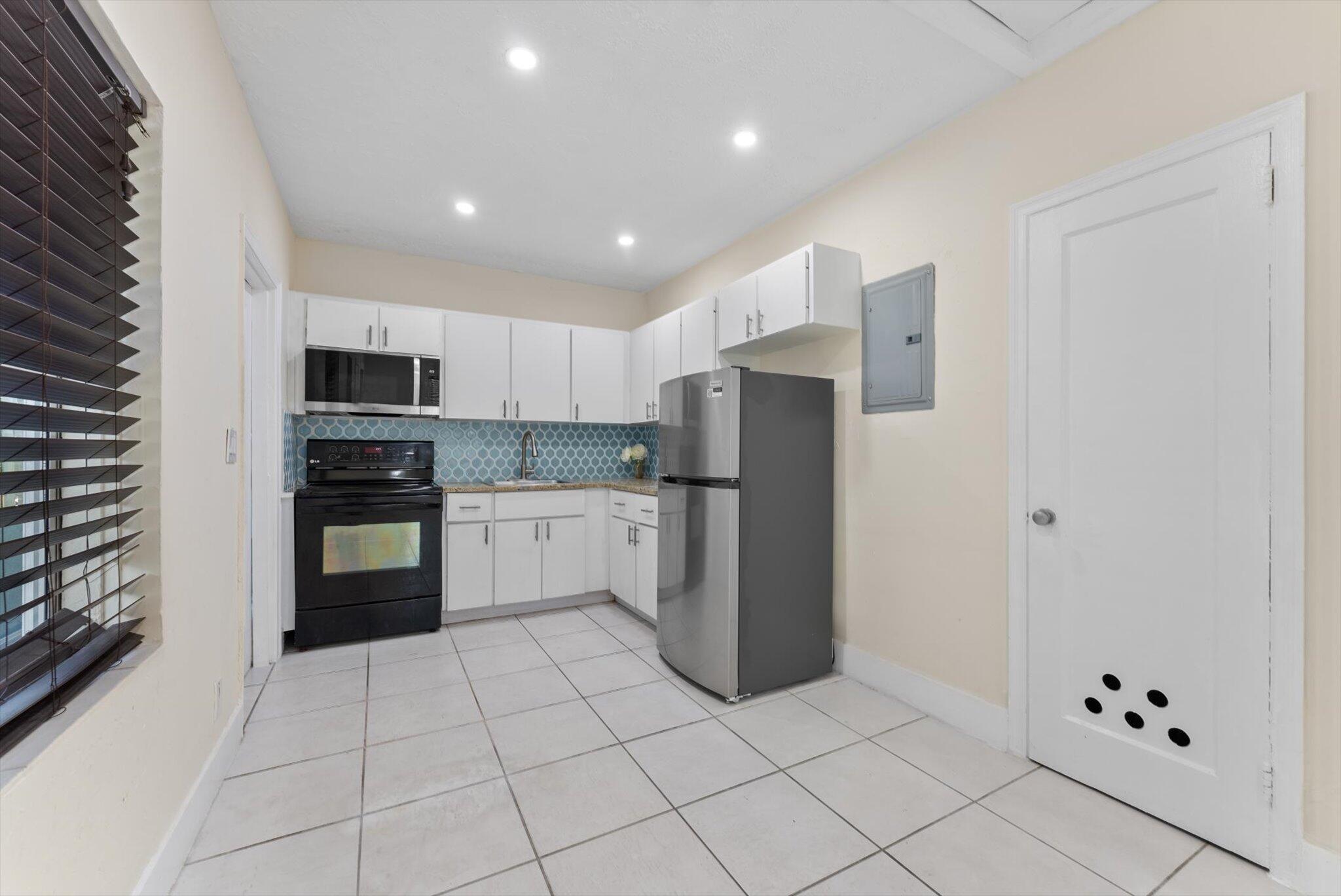HOLLYWOOD - Residential Lease