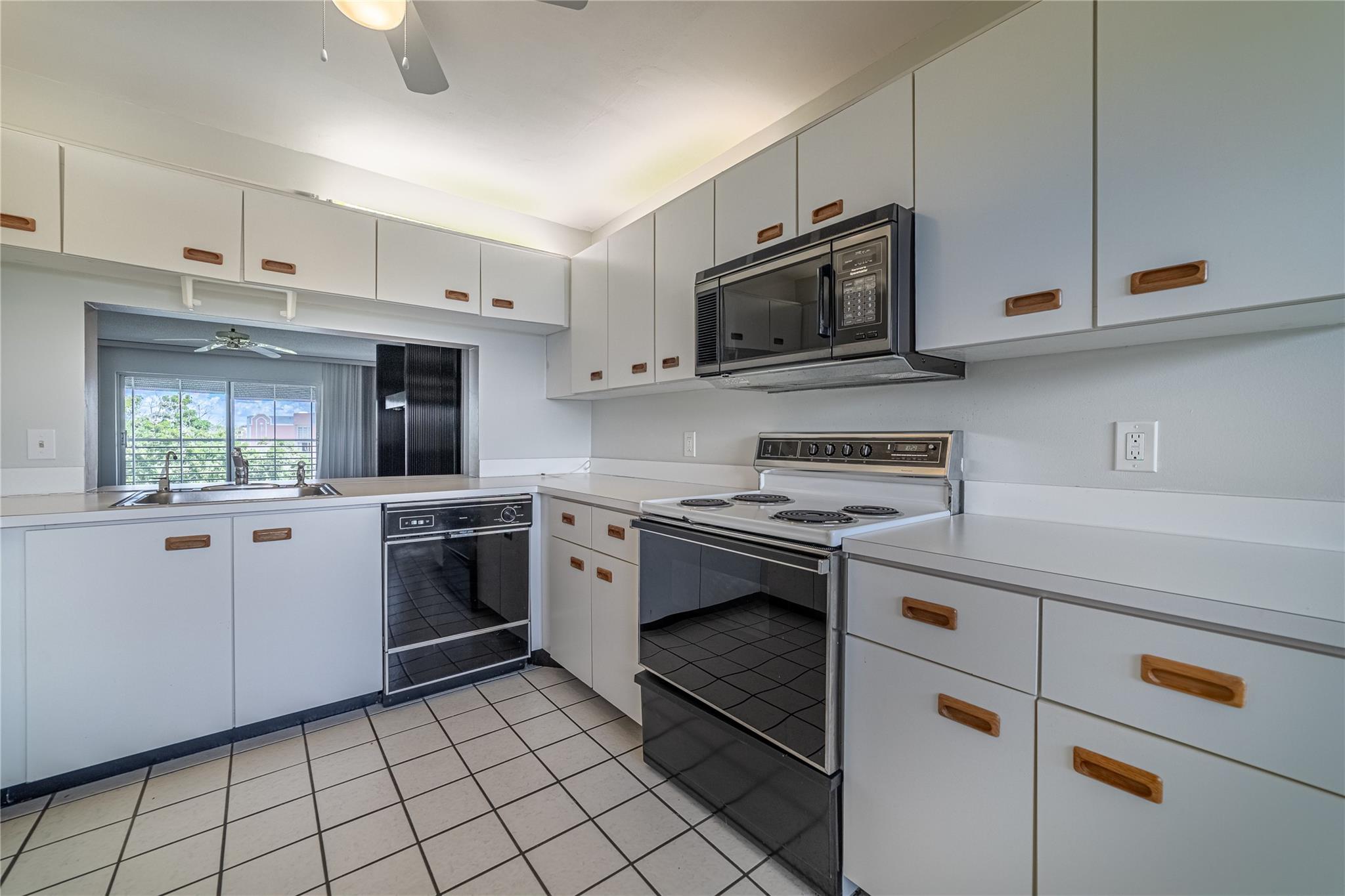SUNRISE LAKES IV - Residential