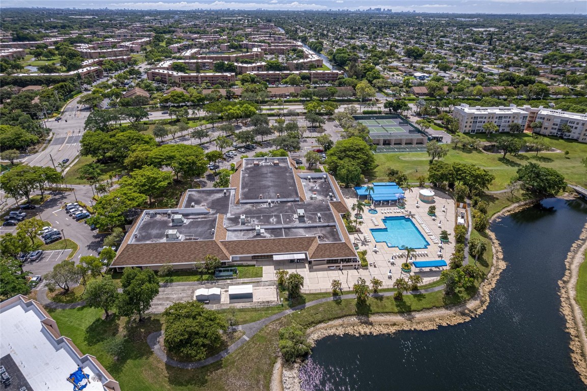 SUNRISE LAKES IV - Residential