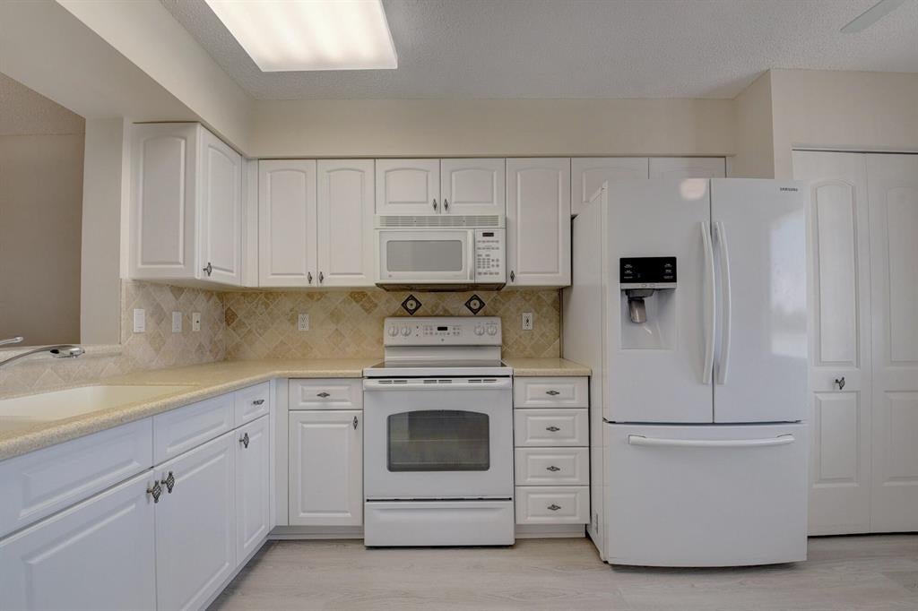 Photo of 14112 Huntington Pointe Drive #403, Delray Beach, FL 33484 (MLS # R10764140)