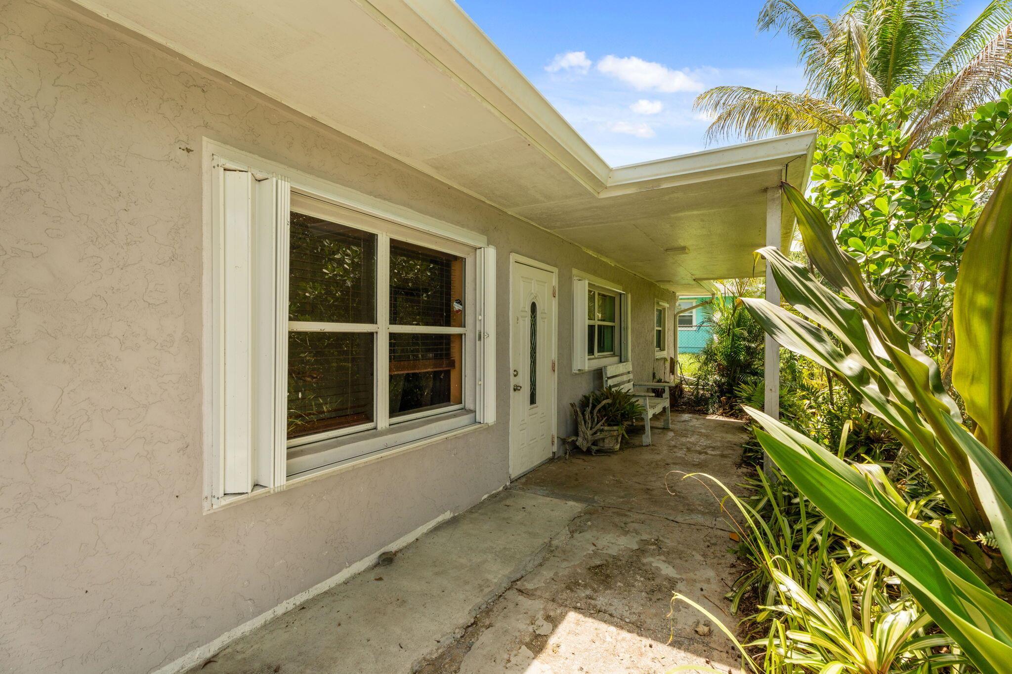 1048 SW 36th Terrace, Palm City, FL, 34990/$369,000 3 1048 SW 36th Terrace