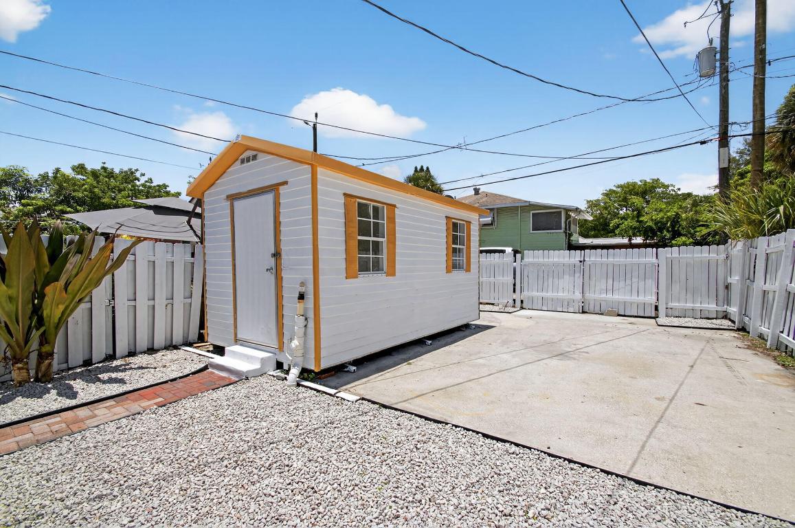 LAKE WORTH TOWN OF - Residential