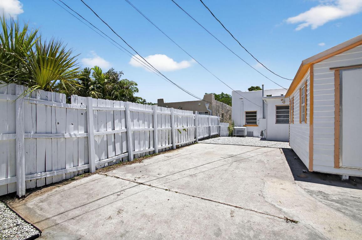 LAKE WORTH TOWN OF - Residential