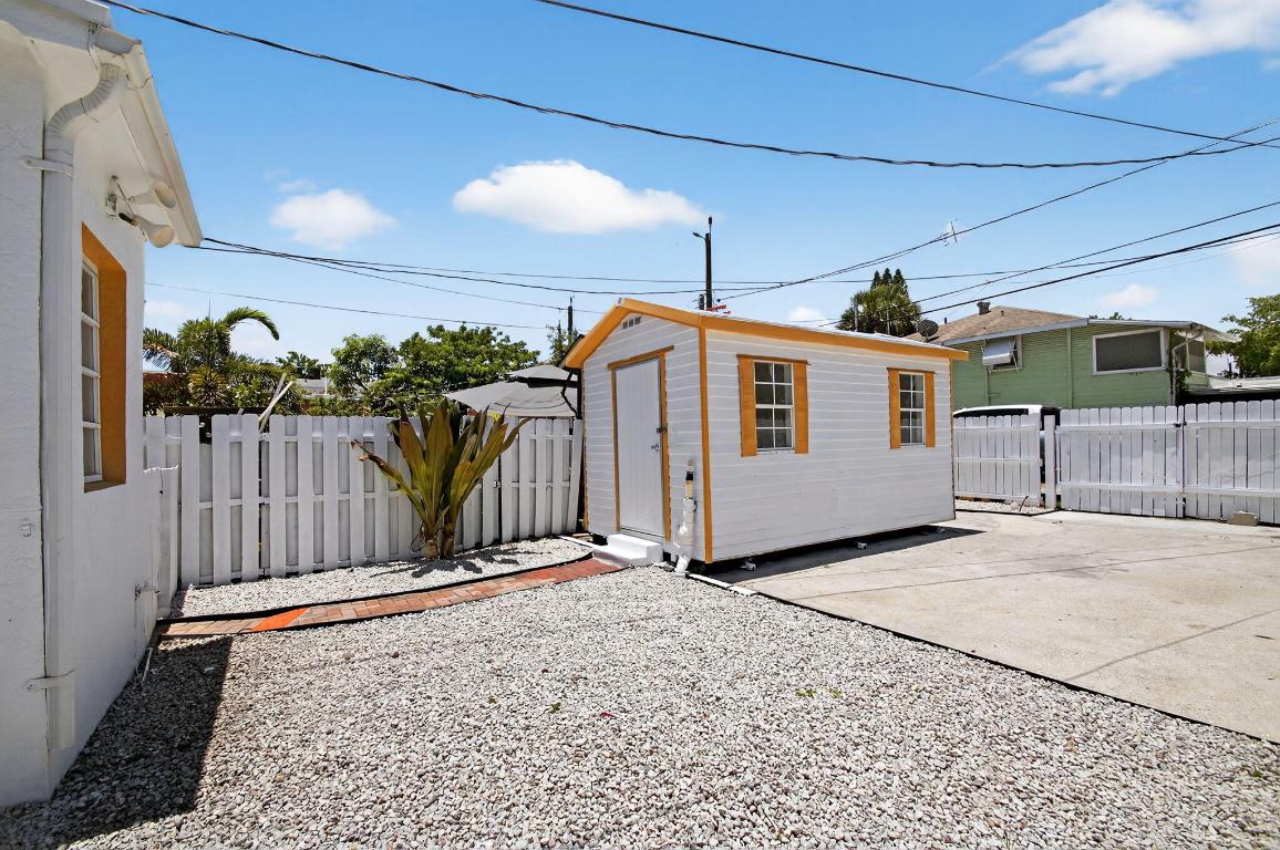 LAKE WORTH TOWN OF - Residential