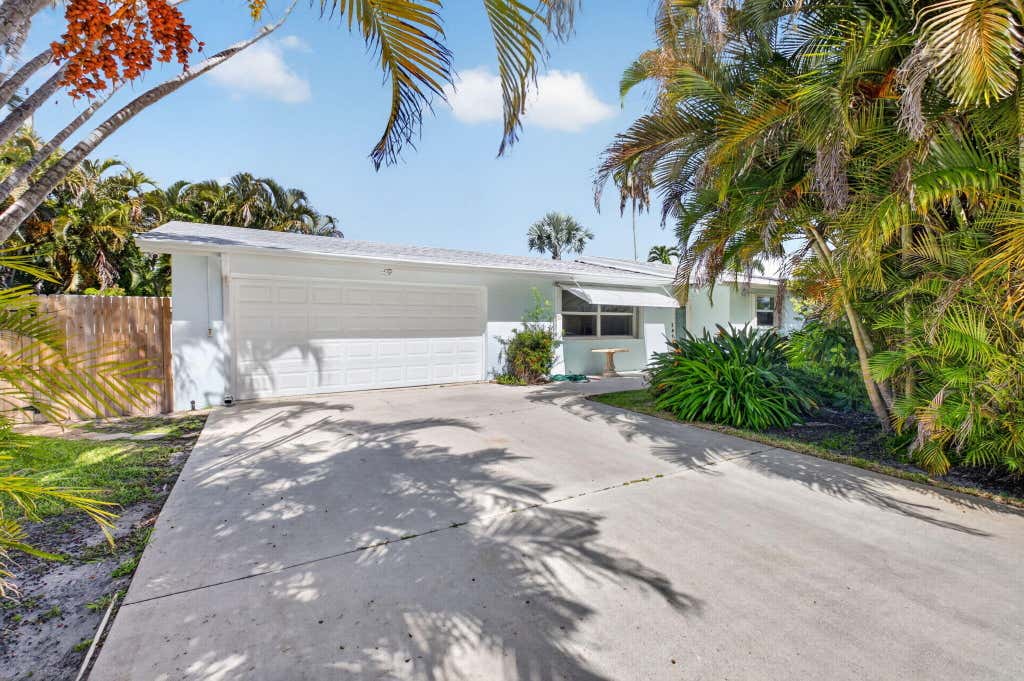 Photo of 1205 SW 1ST Street, Boynton Beach, FL 33435 (MLS # B26065370)