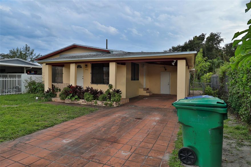 Great opportunity to own a 3-bedroom, 2-bath single-family home in a convenient Miami location! This property offers a spacious layout, open living area, and a large yard — perfect for entertaining or future upgrades. The home needs some updates, giving buyers or investors the chance to add value and make it their own.
Location Highlights:
Centrally located near I-95 and NW 119th St, providing quick access to Downtown Miami, Miami Shores, and Miami Gardens.
Just minutes from shopping, dining, and everyday conveniences along NW 7th Ave and Biscayne Blvd.
20 minutes to Miami Beach, Wynwood, and Miami International Airport.
Close to local parks, schools, and community centers.
Perfect for a first-time buyer, investor, or flipper, this home offers strong potential in a growing area!