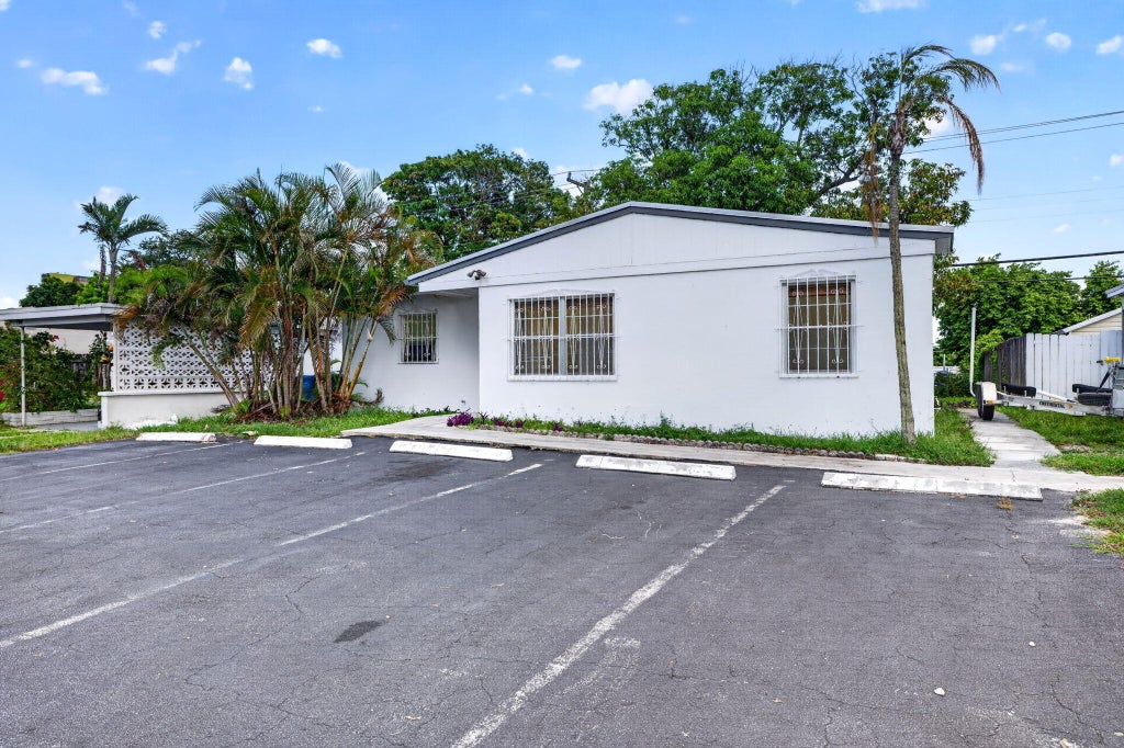 Photo of 130 NE 51ST Street, Oakland Park, FL 33334 (MLS # B26078146)
