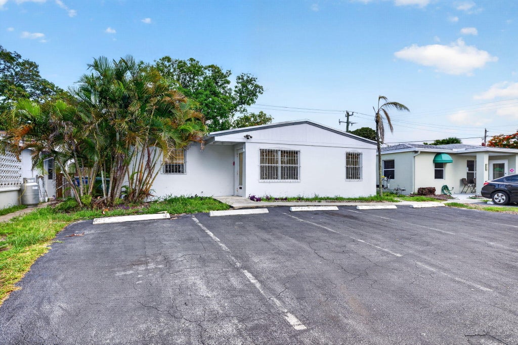 Photo of 130 NE 51ST Street, Oakland Park, FL 33334 (MLS # B26078146)