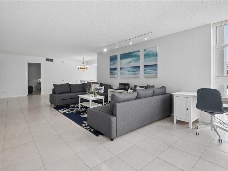 1370 S OCEAN Boulevard 305