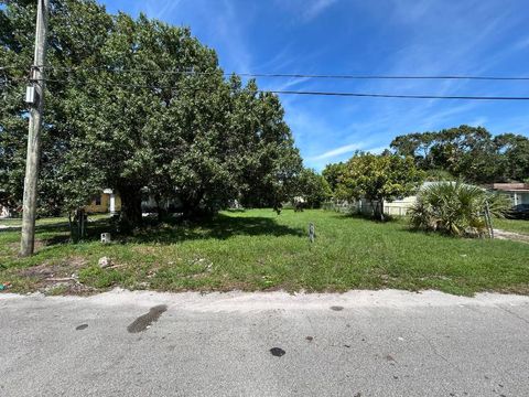 Photo of 312 N 18th Street, Fort Pierce, FL 34950 (MLS # R11158571)