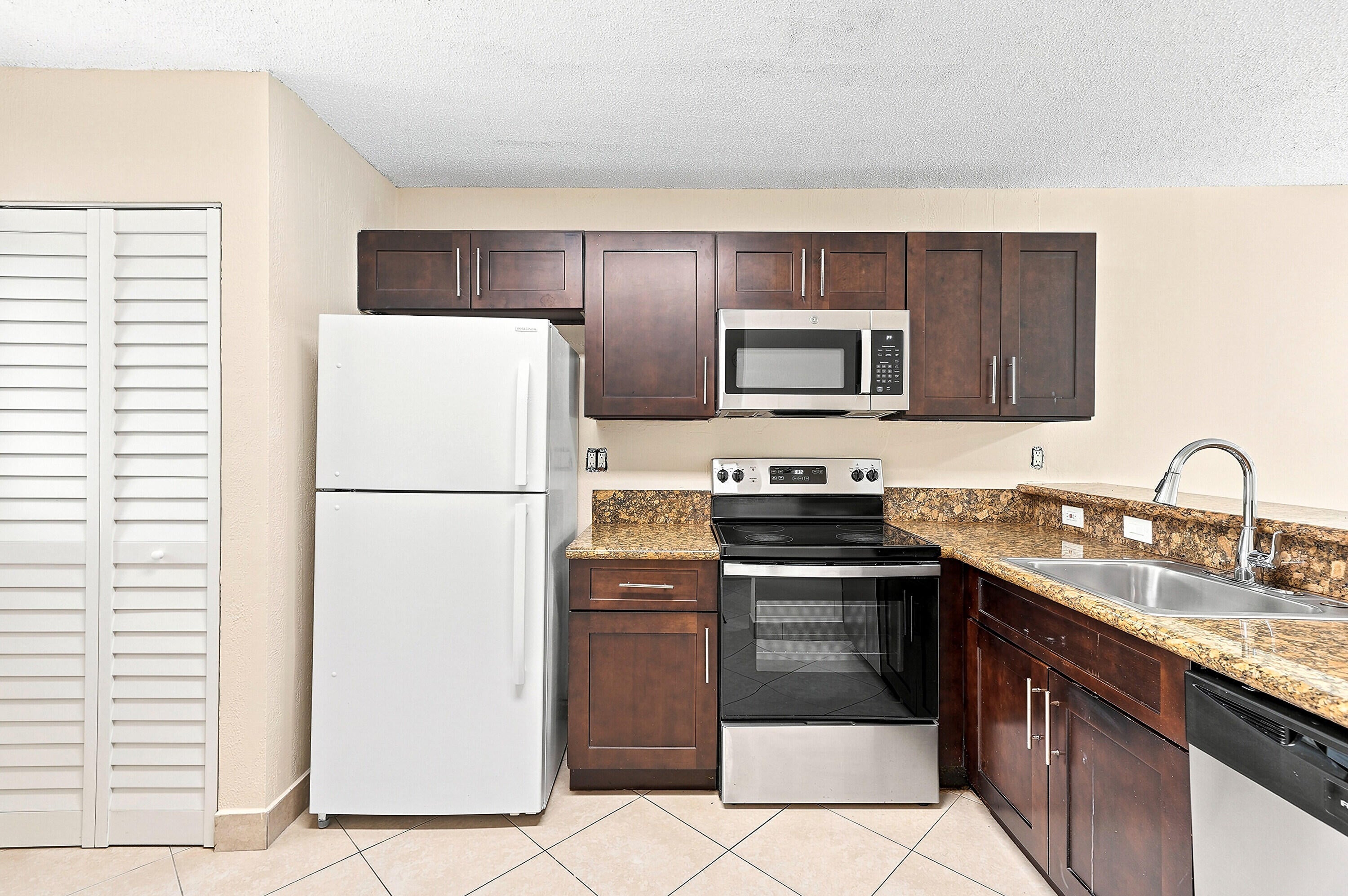 9938 NOB HILL Lane 9938