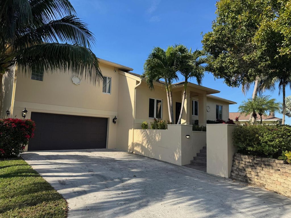 Photo of 5 Oakwood Court, Boynton Beach, FL 33426 (MLS # R11055021)