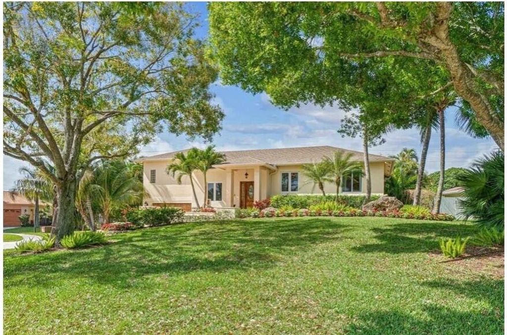 Photo of 5 Oakwood Court, Boynton Beach, FL 33426 (MLS # R11055021)