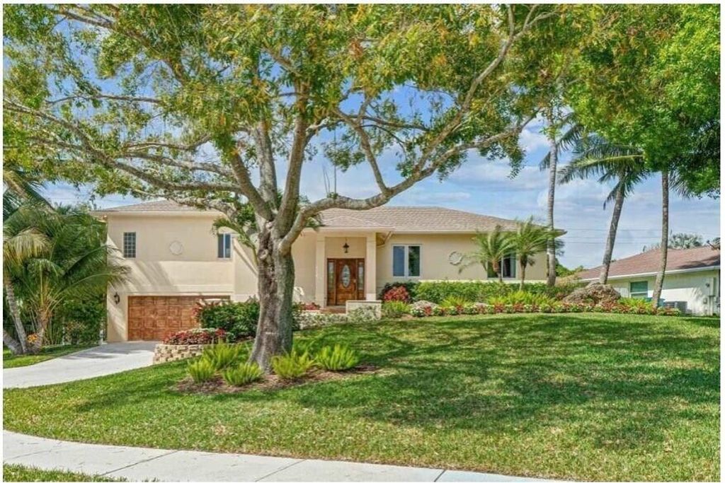 Photo of 5 Oakwood Court, Boynton Beach, FL 33426 (MLS # R11055021)