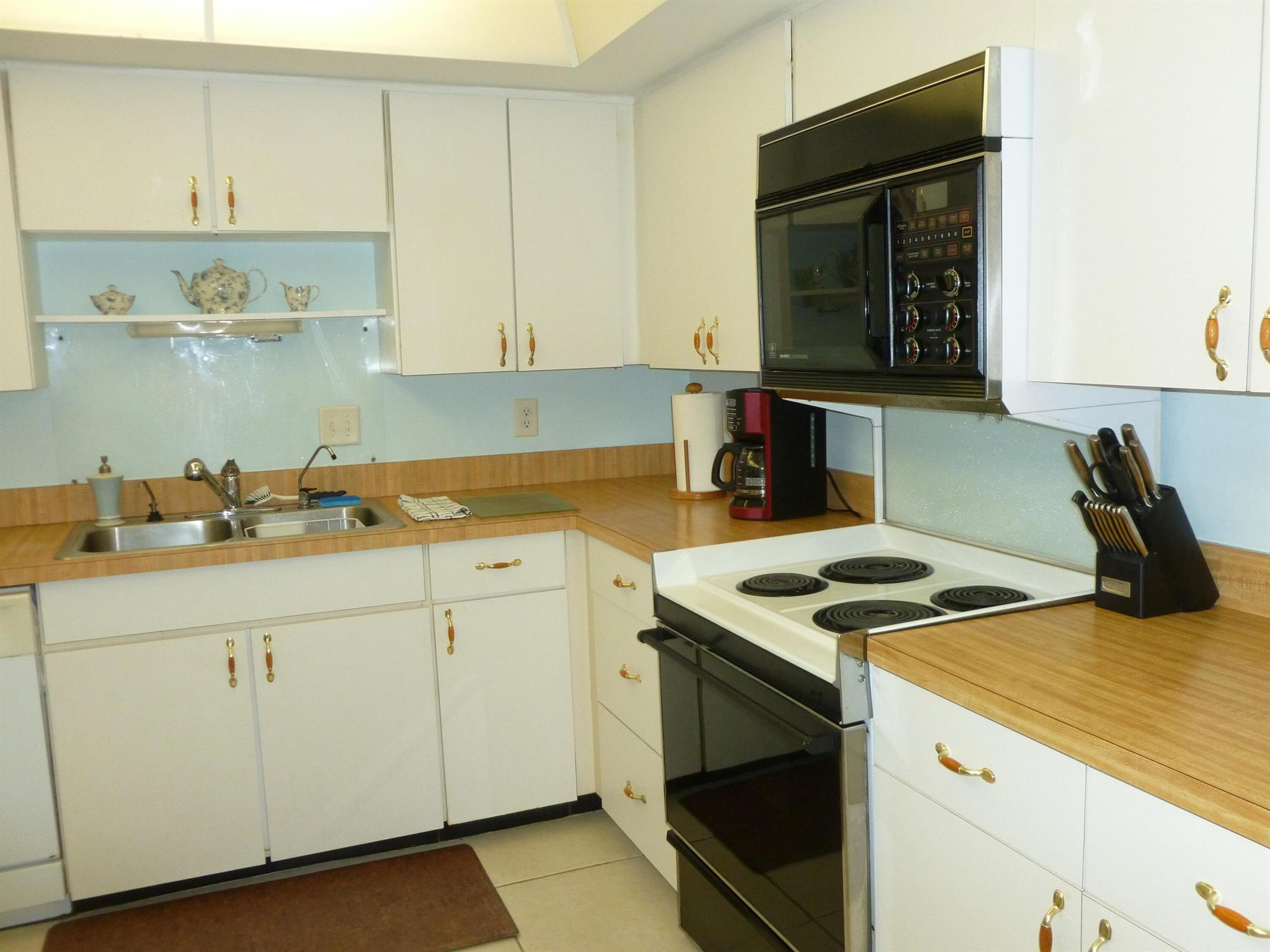 TURTLE CREEK APARTMENT BU - Residential Lease