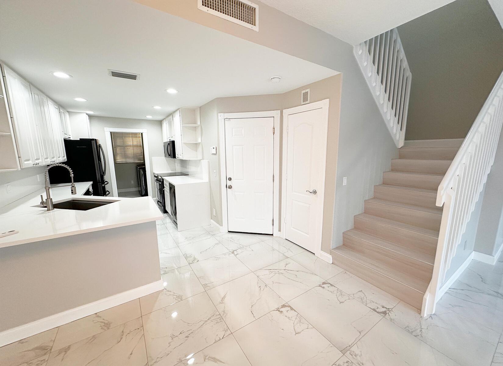 CATALINA LAKES - Residential Lease