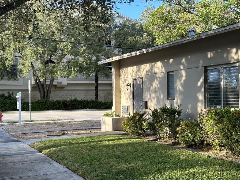 Available 2/1 Corner Unit in Boutique Apartment Complex with Covered Patio. Walking Distance to Las Olas Boulevard, Parks, and Restaurants. Recently Renovated Unit with Updated Flooring Throughout, Remodeled Bathroom and Kitchen and All New Kitchen Appliances. Located Within Close Proximity to the Beach, Downtown Fort Lauderdale and the Airport.