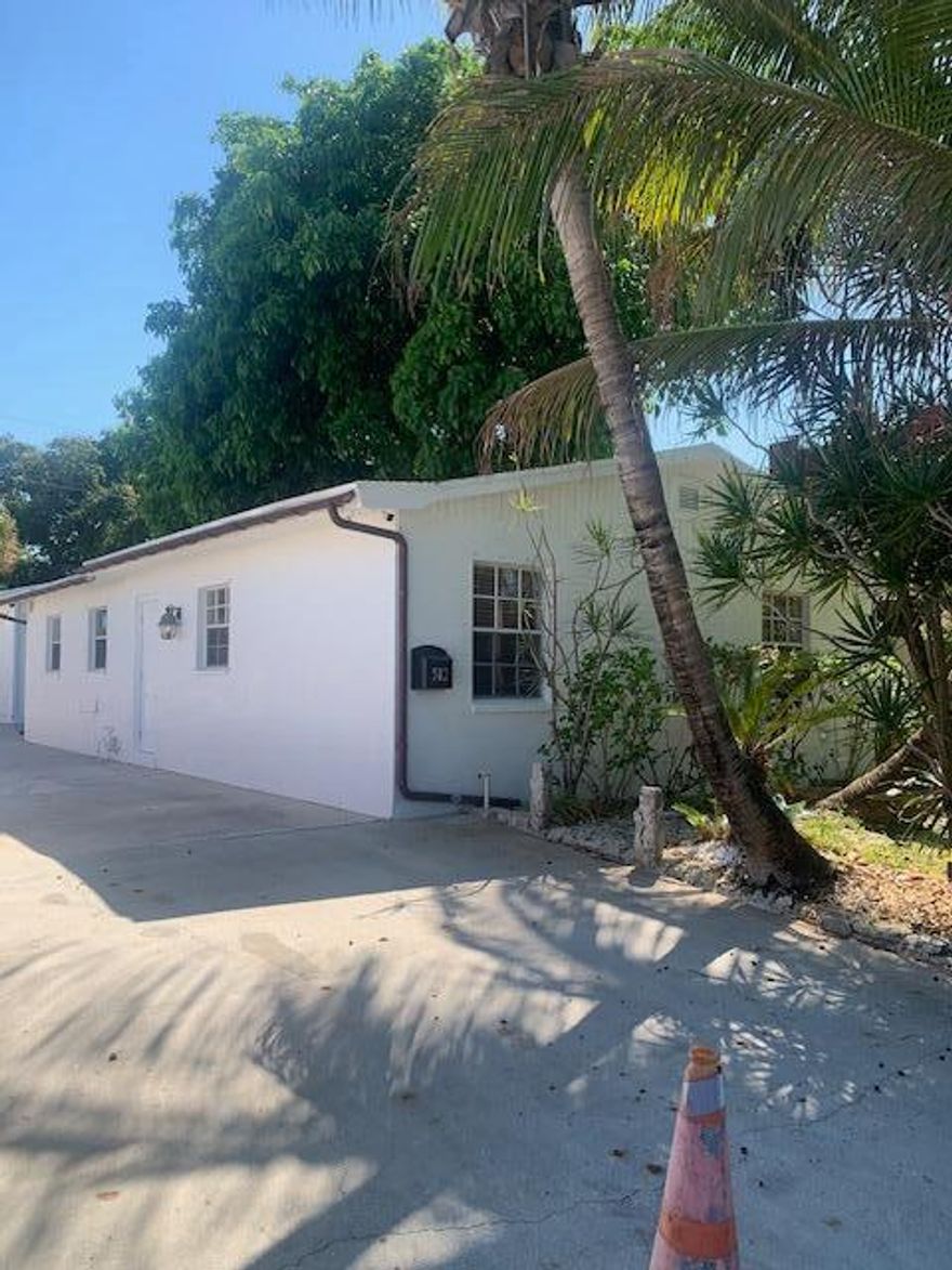 In Flamingo Park Historic District.  A non-contributing property; structures can be torn down; new structure must be single-family residential.