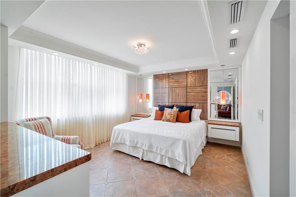ADMIRALTY TOWERS - Residential