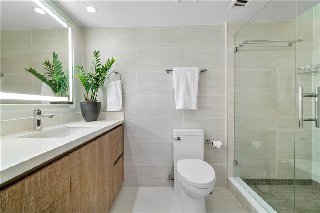 ADMIRALTY TOWERS - Residential